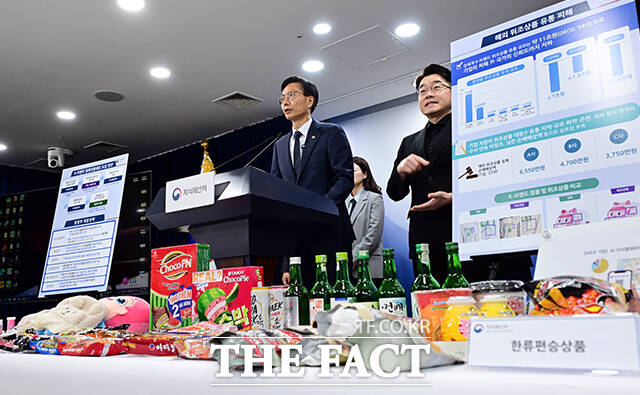 김용선 지식재산처 처장(가운데)이 31일 오후 서울 종로구 정부서울청사에서 'K-브랜드 정부 인증제도' 도입 방안을 발표하고 있다. /임영무 기자