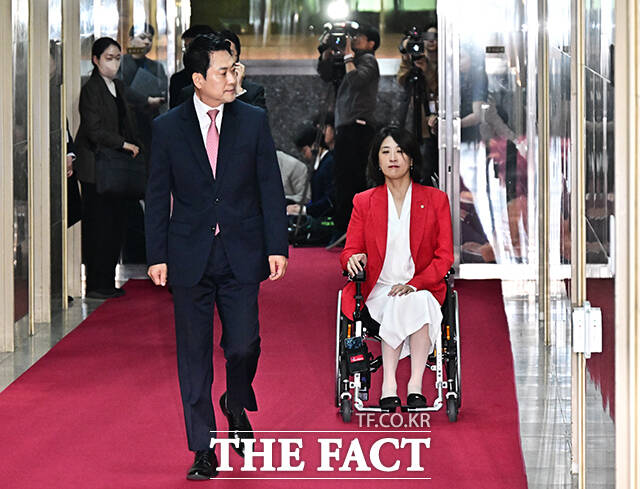 장동혁 국민의힘 대표가 31일 오전 서울 여의도 국회에서 우원식 국회의장과 개헌과 관련 논의를 하기 위해 의장실로 들어서고 있다. /국회=배정한 기자