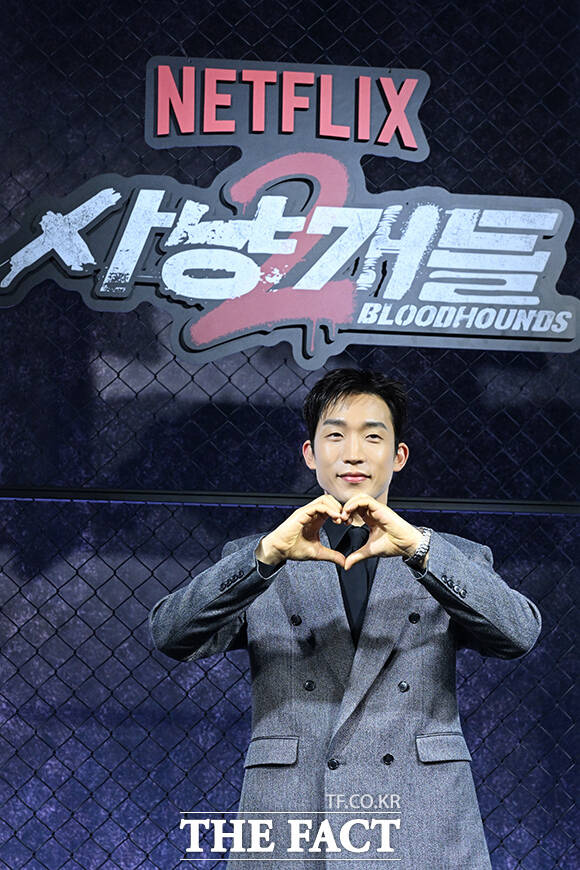 배우 정지훈과 우도환, 김주환 감독, 배우 이상이(왼쪽부터)가 31일 오전 서울 중구 앰버서더 서울 풀만 호텔에서 열린 넷플릭스 새 시리즈 ‘사냥개들’ 시즌2 제작발표회에 참석해 포즈를 취하고 있다. /김성렬 기자