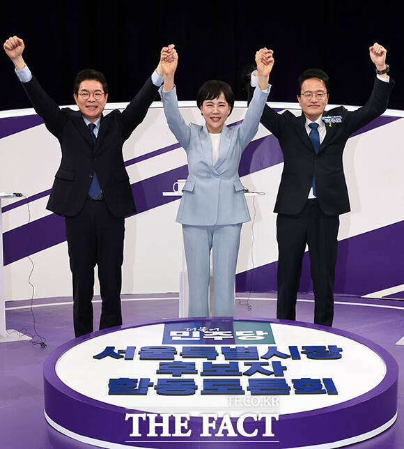 더불어민주당 정원오(왼쪽부터), 전현희, 박주민 서울시장 예비후보가 31일 서울 마포구 상암동 MBC 신사옥에서 열린 더불어민주당 서울시장 후보자 본경선 합동토론회에서 기념촬영하고 있다. /국회사진기자단