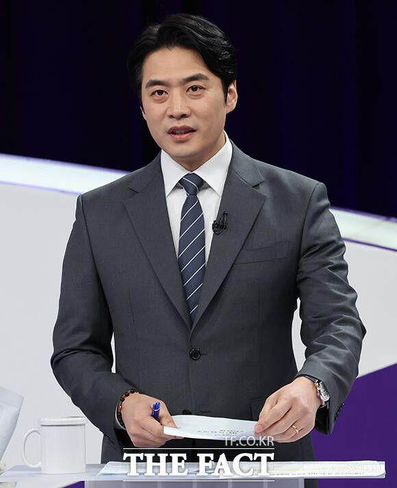 더불어민주당 추미애, 김동연, 한준호 경기도지사 경선후보(왼쪽부터)가 30일 서울 마포구 상암동 MBC 신사옥에서 열린 '더불어민주당 경기도지사 후보자 합동토론회'에서 기념촬영하고 있다. /국회사진기자단