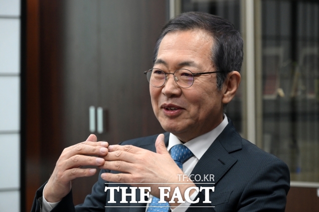 고(故) 노무현 전 대통령의 권유로 정계에 입문한 박남춘 전 인천광역시장이 다시 한 번 인천에 출사표를 던졌다. 사진은 박 전 시장이 지난달 30일 오전 서울 여의도 국회의사당 의원회관에서 <더팩트>와 인터뷰를 하고 있는 모습. /국회=서예원 기자