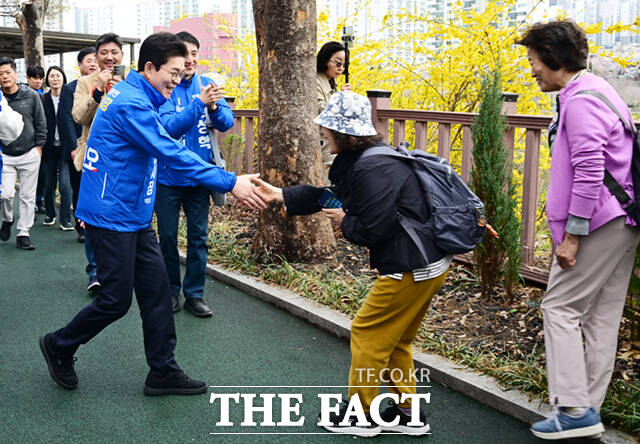 정원오 더불어민주당 서울시장 예비후보가 31일 서울 동대문구 벚꽃길 일대를 찾아 시민들과 기념촬영하고 있다. /이새롬 기자