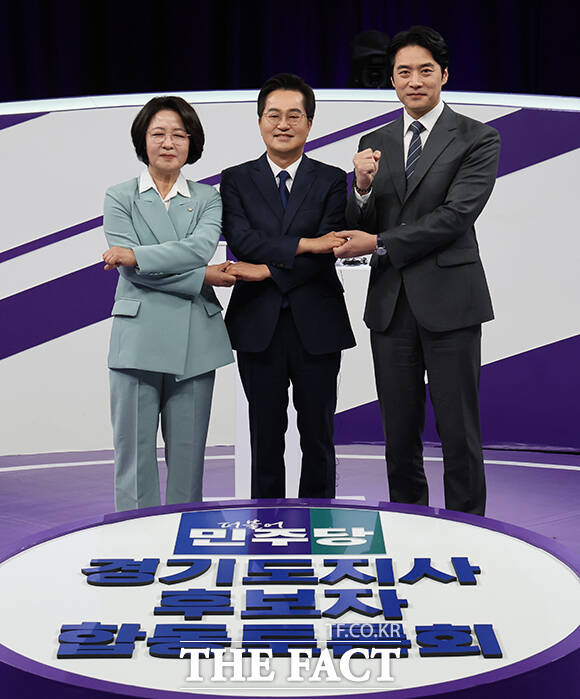 더불어민주당 추미애, 김동연, 한준호 경기도지사 경선후보(왼쪽부터)가 30일 서울 마포구 상암동 MBC 신사옥에서 열린 '더불어민주당 경기도지사 후보자 합동토론회'에서 기념촬영하고 있다. /국회사진기자단