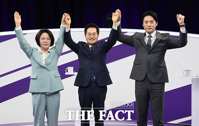 더불어민주당 추미애, 김동연, 한준호 경기도지사 경선후보(왼쪽부터)가 30일 서울 마포구 상암동 MBC 신사옥에서 열린 '더불어민주당 경기도지사 후보자 합동토론회'에서 기념촬영하고 있다. /국회사진기자단