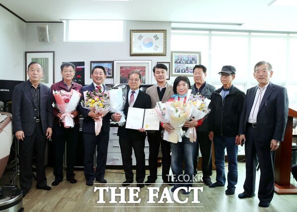 대전시 서구 가수원동 행정복지센터는 30일 괴곡경로당에서 지역사회에 귀감이 되는 효행자를 격려하기 위해 오랜 기간 부모를 극진히 봉양해 온 윤혜중 씨와 조대숙 씨에게 '노인복지 유공(효행자) 표창'을 수여했다. /대전시 서구