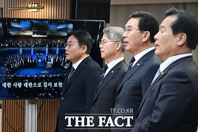 전남광주통합특별시장에 출마한 민형배·주철현 후보가 오는 1일 여수에서 공동 기자회견을 열고 단일화 방안을 발표한다. 사진은 14일 여의도 민주당사에서 열린 전국동시지방선거 전남·광주통합특별시장 예비경선 후보자 합동 연설회에 참석해 애국가를 부르고 있는 이병훈 의원(왼쪽부터), 민형배, 신정훈, 주철현 후보. /남용희 기자