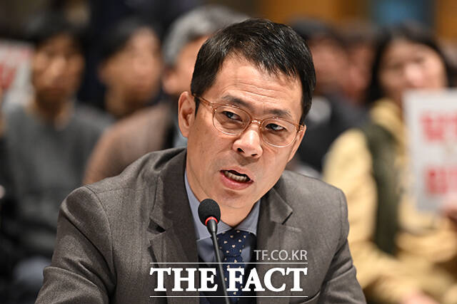 '일하는 사람 권리 기본법' 입번 반대 의견을 가진 참석자들이 손팻말을 들고 있다.