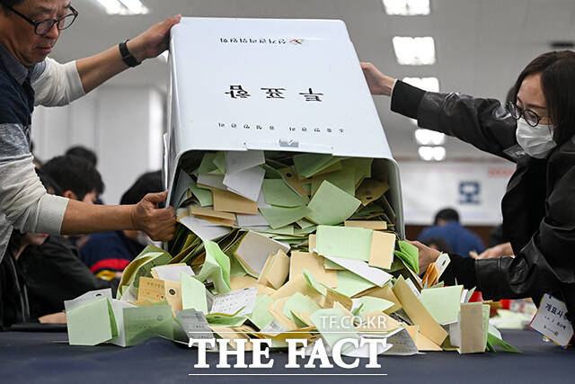 서울특별시선거관리위원회가 제9회 전국동시지방선거를 앞두고 31일 오전 서울 종로구 서울시선관위 대회의실에서 모의 개표 실습을 하고 있다. /서예원 기자