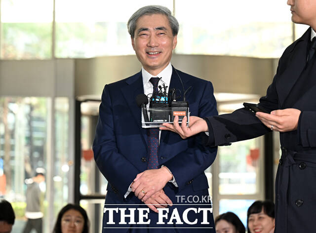 신현송 한국은행 총재 후보자가 31일 오전 서울 중구 한화금융플라자에 마련된 인사청문회 준비 사무실에 들어서며 취재진 질의에 답하고 있다.