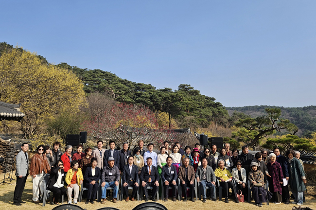 띠띠미마을 산수유 신춘 시 낭송회 참석자들이 단체 기념사진을 찍고 있다. /봉화군