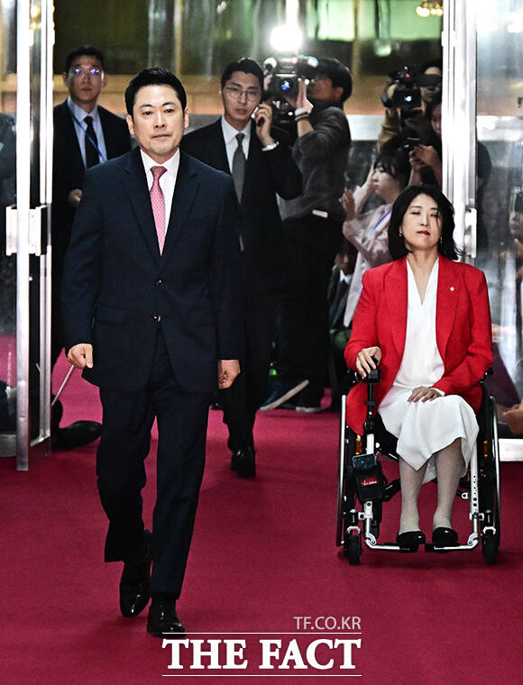 장동혁 국민의힘 대표가 31일 오전 서울 여의도 국회에서 우원식 국회의장과 개헌과 관련 논의를 하기 위해 의장실로 들어서고 있다. /국회=배정한 기자