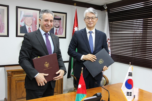 김필우 주요르단대사(오른쪽)는 30일(현지시간) 요르단 암만에서 야룹 쿠다 요르단 산업통상부장관과 ‘대한민국 정부와 요르단왕국 정부 간의 경제 및 무역 협력에 관한 협정’에 서명했다. /외교부