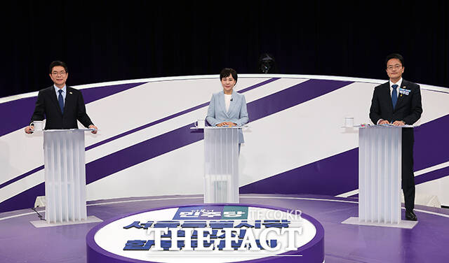 더불어민주당 정원오(왼쪽부터), 전현희, 박주민 서울시장 예비후보가 31일 서울 마포구 상암동 MBC 신사옥에서 열린 더불어민주당 서울시장 후보자 본경선 합동토론회에서 기념촬영하고 있다. /국회사진기자단