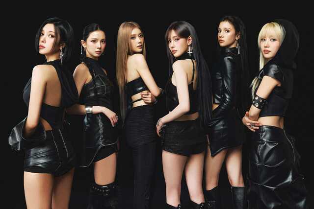 케플러가 31일 미니 8집 'CRACK CODE'를 발매한다. 멤버들은 