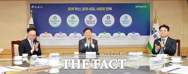 31일 전주시 완산구 전북도청 도지사 접견실에서 전북 청년 지원을 위한 업무협약(MOU)이 체결된 가운데 김관영 전북도지사(가운데)와 송규종 삼성물산 사장(왼쪽), 정효명 삼성전자 부사장 등이 기념 촬영을 하고 있다. /전북도