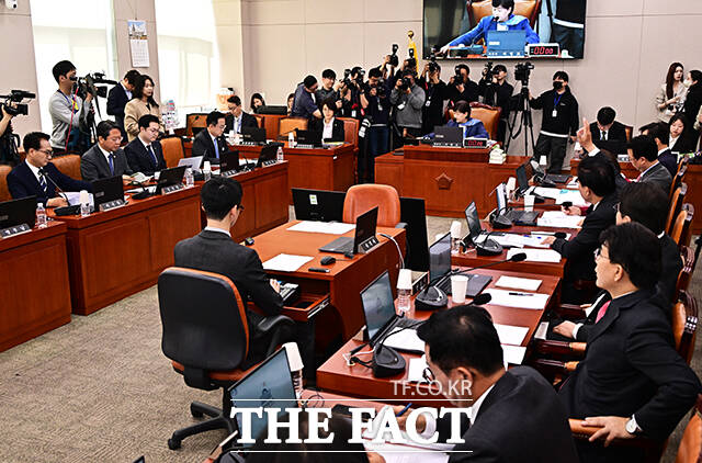 안건 상정하는 서영교 국조특위 위원장.