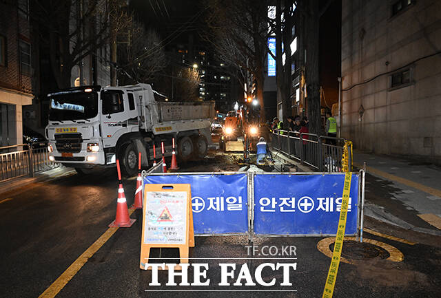 31일 오후 서울 동작구 여의대방로 36길 일대 도로에 노후상수도관 파손으로 누수가 발생해 관계자들이 복구 작업을 진행하고 있다. /박헌우 기자
