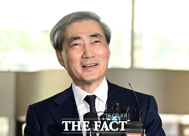 신현송 한국은행 총재 후보자가 31일 오전 서울 중구 한화금융플라자에 마련된 인사청문회 준비 사무실에 들어서며 취재진 질의에 답하고 있다.