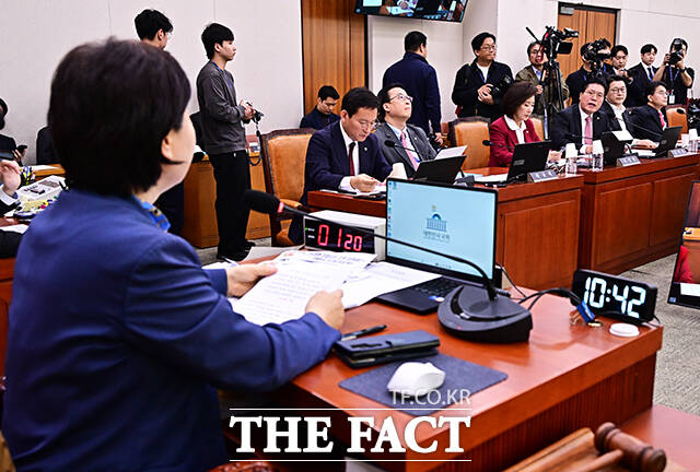 의사진행 발언하는 송석준 국민의힘 의원(왼쪽 다섯번째).