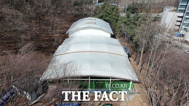 분당구 구미동 머내과학공원 내 게이트볼장(앞쪽)과 배드민턴장(뒤쪽)에 지붕 구조물이 설치돼 있다. /성남시