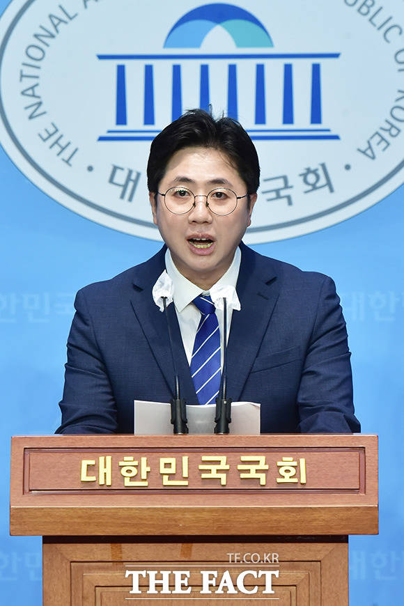 이동학 전 더불어민주당 최고위원이 31일 정정원 민주당 서울시장 예비후보가 2023년 서울 성동구청장 재임 시절 구청 여직원과 단둘이 해외 출장을 다녀왔고, 서류에는 직원의 성별을 ‘남성’으로 허위 기재했다는 의혹을 반박했다. /남윤호 기자