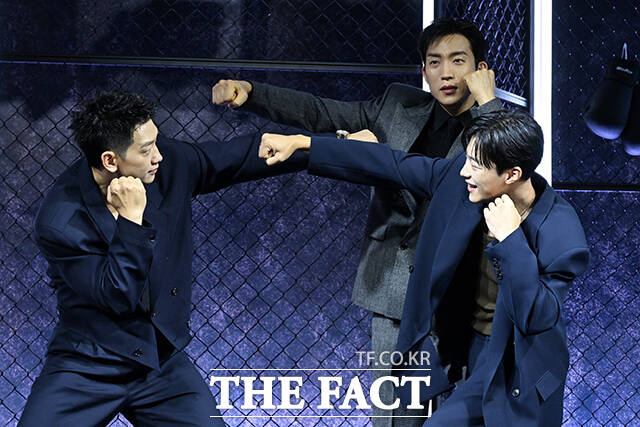 배우 정지훈과 우도환, 김주환 감독, 배우 이상이(왼쪽부터)가 31일 오전 서울 중구 앰버서더 서울 풀만 호텔에서 열린 넷플릭스 새 시리즈 ‘사냥개들’ 시즌2 제작발표회에 참석해 포즈를 취하고 있다. /김성렬 기자