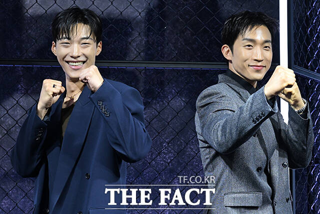 배우 정지훈과 우도환, 김주환 감독, 배우 이상이(왼쪽부터)가 31일 오전 서울 중구 앰버서더 서울 풀만 호텔에서 열린 넷플릭스 새 시리즈 ‘사냥개들’ 시즌2 제작발표회에 참석해 포즈를 취하고 있다. /김성렬 기자