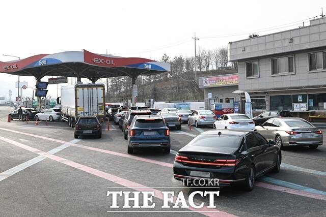 중동사태의 영향으로 국내 휘발유와 경유 가격이 상승을 이루고 있는 가운데 서울 서초구 만남의광장 주유소가 주유하는 차들로 붐비고 있다. /김성렬 기자