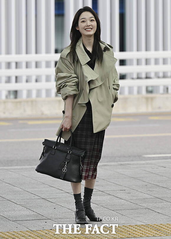 이유미가 팬들에게 인사를 하고 있다.