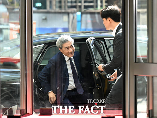 신현송 한국은행 총재 후보자가 31일 오전 서울 중구 한화금융플라자에 마련된 인사청문회 준비 사무실에 들어서며 취재진 질의에 답하고 있다.