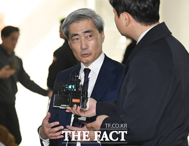 신현송 한국은행 총재 후보자가 31일 오전 서울 중구 한화금융플라자에 마련된 인사청문회 준비 사무실에 들어서며 취재진 질의에 답하고 있다.