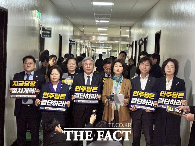 '개혁진보 4당' 의원들은 지난 13일 정개특위 개회 직전 회의실 앞에서 '민주당은 결단하라' '지금당장 정치개혁' 피켓을 들고 