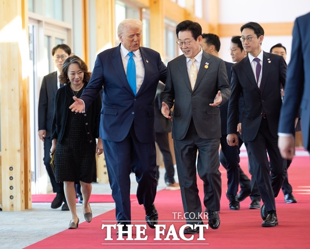 이재명 대통령과 도널드 트럼프 미국 대통령이 2025년 10월 29일 국립경주박물관에서 정상회담을 위해 만나 이동하고 있다. /청와대