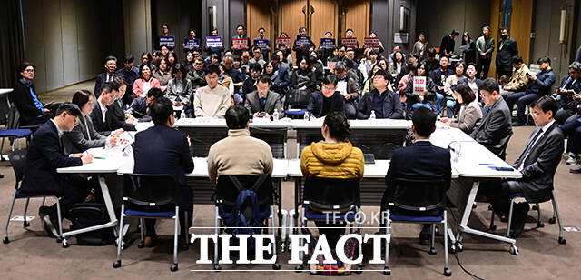 '일하는 사람 권리 기본법' 입번 반대 의견을 가진 참석자들이 손팻말을 들고 있다.