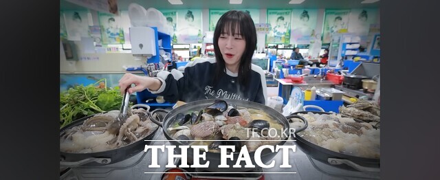 부안군을 찾은 먹방 유튜버 쯔양 방송 캡쳐 화면 /부안군