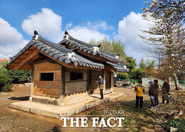 31일 익산시 황등면 행정복지센터 공무원들이 황등 면지(面誌) 편찬을 위해 관내 현안과 복지 실태 등을 점검하고 있다. /익산시