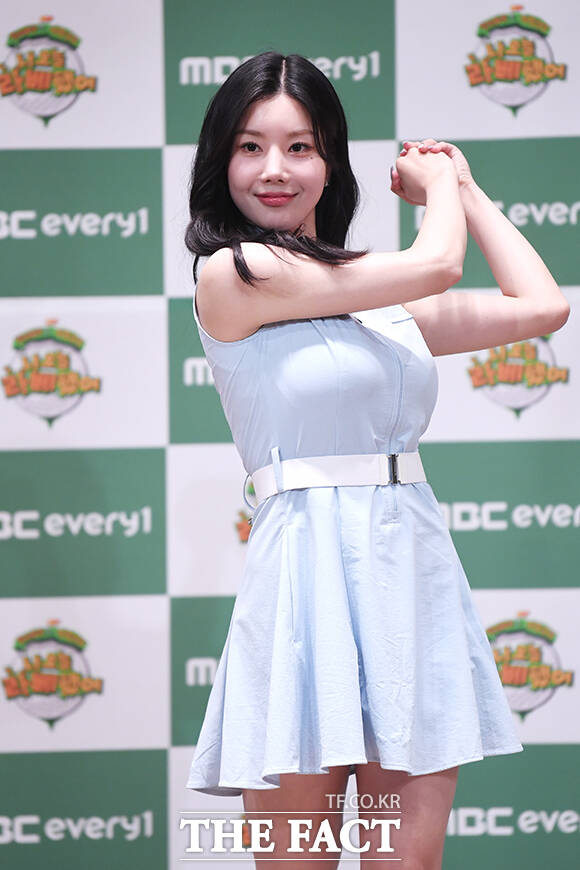 가수 권은비가 전속계약 만료를 앞두고 차기 행선지를 고민 중이다. 사진은 권은비가 골프예능 '나 오늘 라베했어' 제작발표회에 참석해 포즈를 취하는 모습이다./더팩트DB