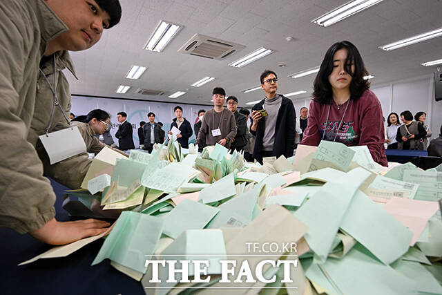 서울특별시선거관리위원회가 제9회 전국동시지방선거를 앞두고 31일 오전 서울 종로구 서울시선관위 대회의실에서 모의 개표 실습을 하고 있다. /서예원 기자