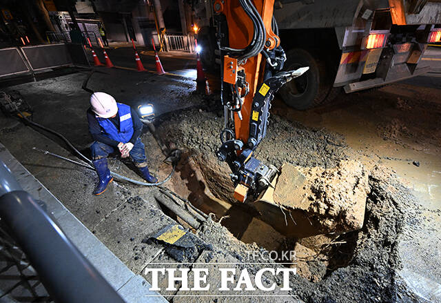 31일 오후 서울 동작구 여의대방로 36길 일대 도로에 노후상수도관 파손으로 누수가 발생해 관계자들이 복구 작업을 진행하고 있다. /박헌우 기자