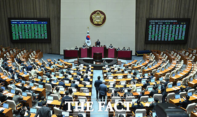 해외 주식 투자자가 5월까지 국내 주식시장으로 복귀하면 양도소득세를 최대 100% 공제받을 수 있도록 하는 내용의 '환율 안정 3법'이 31일 국회 본회의 문턱을 넘었다. 또 노동절을 법정 공휴일로 지정하는 내용의 '공휴일에 관한 법률'(공휴일법)도 이날 통과됐다. /박헌우 기자