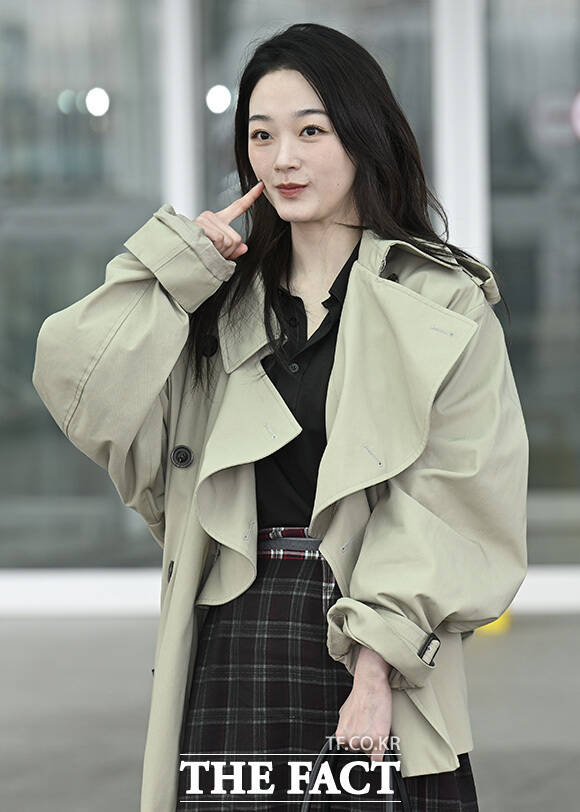 이유미가 팬들에게 인사를 하고 있다.