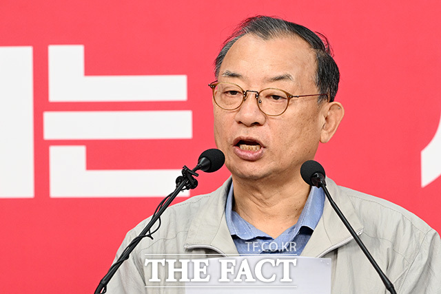 50만 이상 도시 경선 결과 발표한 뒤 이동하는 이 위원장.