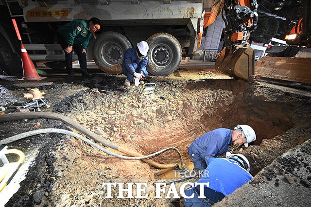 박일하 동작구청장(왼쪽)이 31일 오후 서울 동작구 여의대방로 36길 일대에서 발생한 노후상수도관 파손 사고 현장을 살펴보고 있다. /박헌우 기자