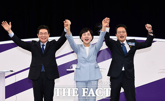 더불어민주당 정원오(왼쪽부터), 전현희, 박주민 서울시장 예비후보가 31일 서울 마포구 상암동 MBC 신사옥에서 열린 더불어민주당 서울시장 후보자 본경선 합동토론회에서 기념촬영하고 있다. /국회사진기자단