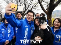  벚꽃길 걸으며 시민들과 셀카 찍는 정원오 [TF사진관]