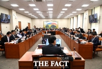  정무위 주재하는 윤한홍 위원장 [포토]