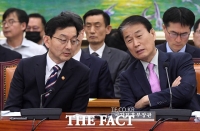  대화 나누는 윤창렬 국무조정실장과 권오을 국가보훈부 장관 [포토]