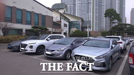 정부의 공공기관 승용차 5부제 시행 6일째인 지난달 30일 한 기초자치단체 주차장에 월요일임에도 불구하고 운휴 대상 차량인 6번으로 끝나는 번호판을 부착한 승용차 3대가 나란히 주차돼 있다. /양규원 기자