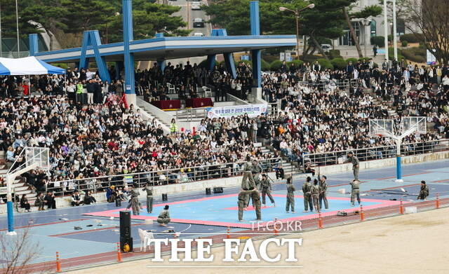 육군 군악의장대대와 태권도 시범단이 참여한 나라사랑 콘서트가 열리고 있는 모습. /백석대학교